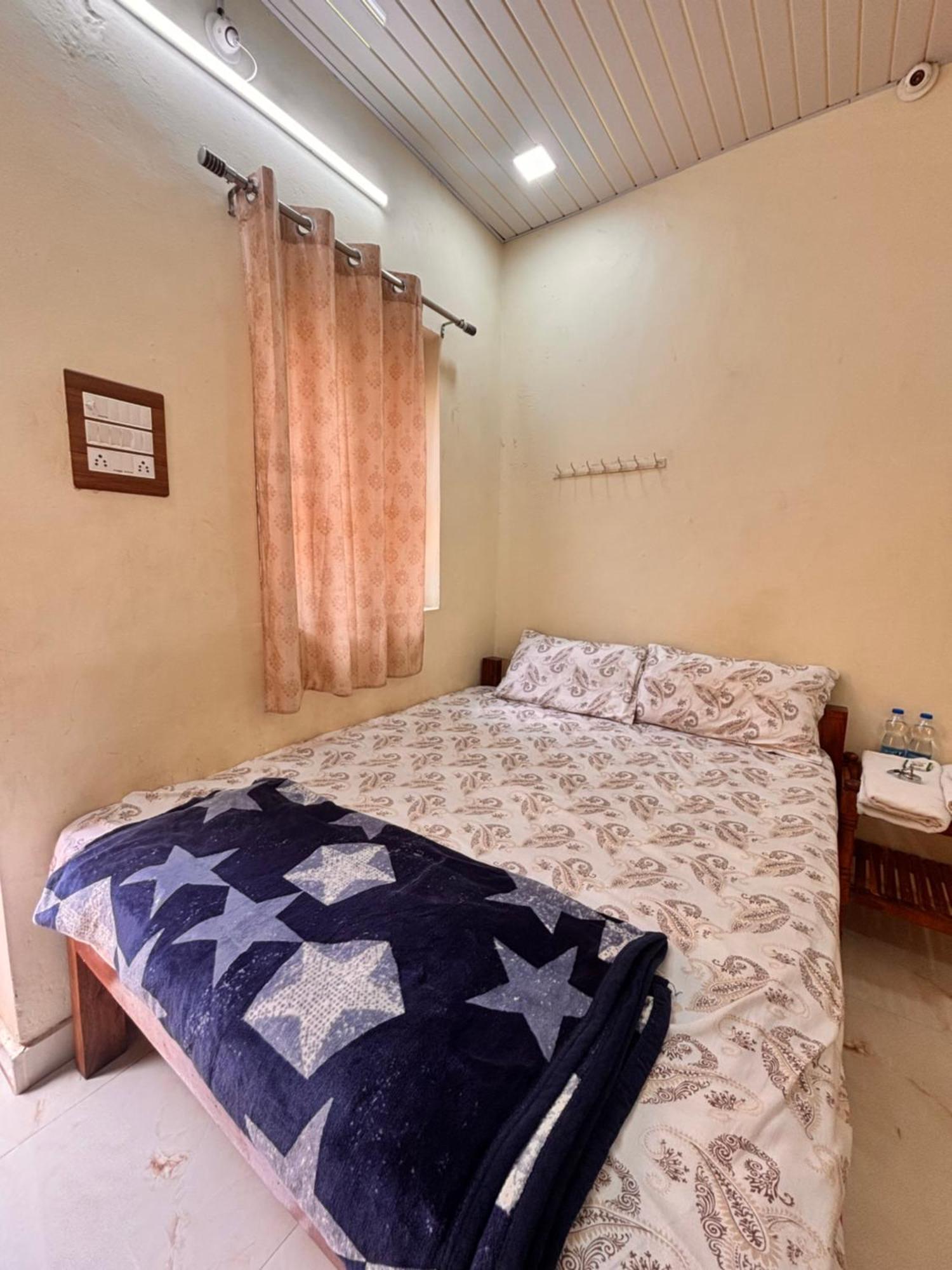 Mahesh Guest House Hampi Bagian luar foto